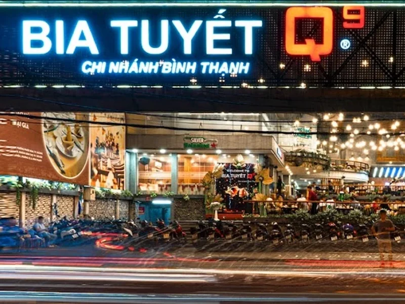 TỚI BẾN QUÁN CHUYÊN PHỤC VỤ HẢI SẢN TƯƠI NGON BA MIỀN TRONG KHÔNG GIAN MỞ RỘNG RÃI