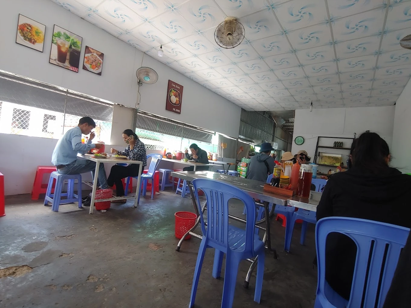 Quán cơm Trúc Huyền