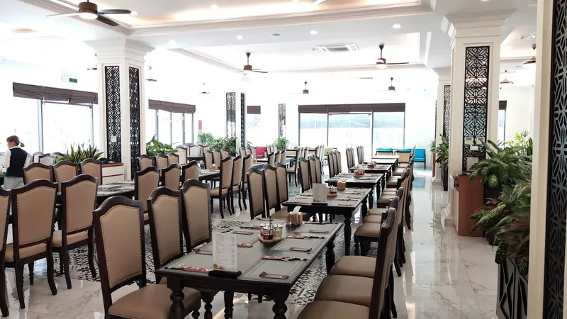 Nhà hàng Dolphin (Dolphin Restaurant)