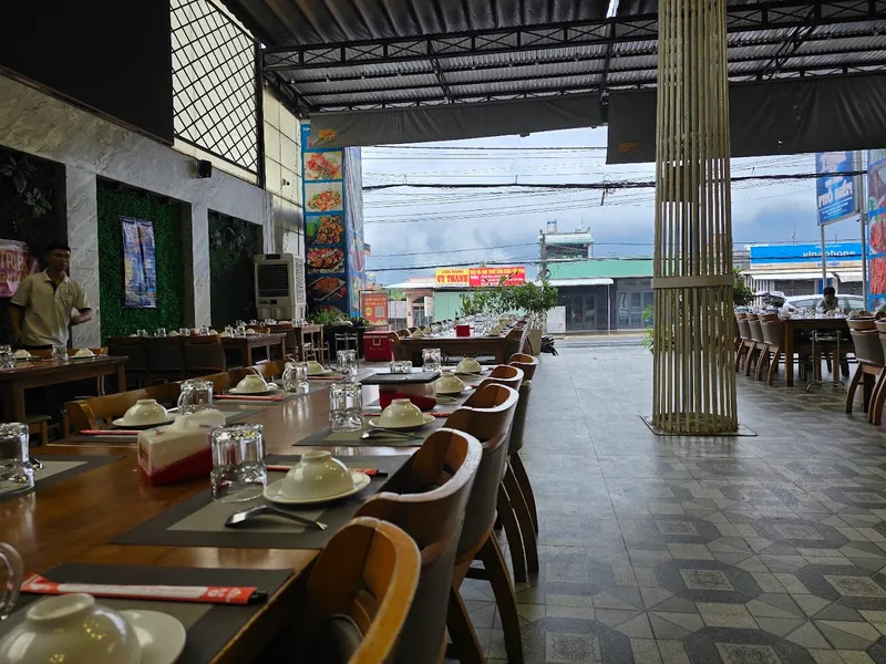 Nhà Hàng Phố Biển
