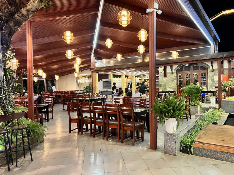 Nhà Hàng Phố Núi