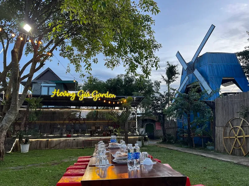 Làng ẩm thực, cà phê Hoàng Gia Garden