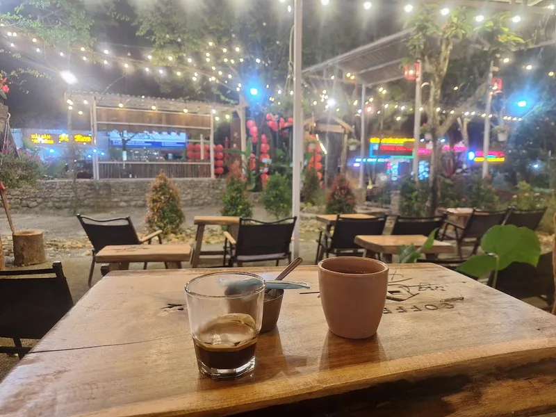 Lưng Chừng Phố Coffee