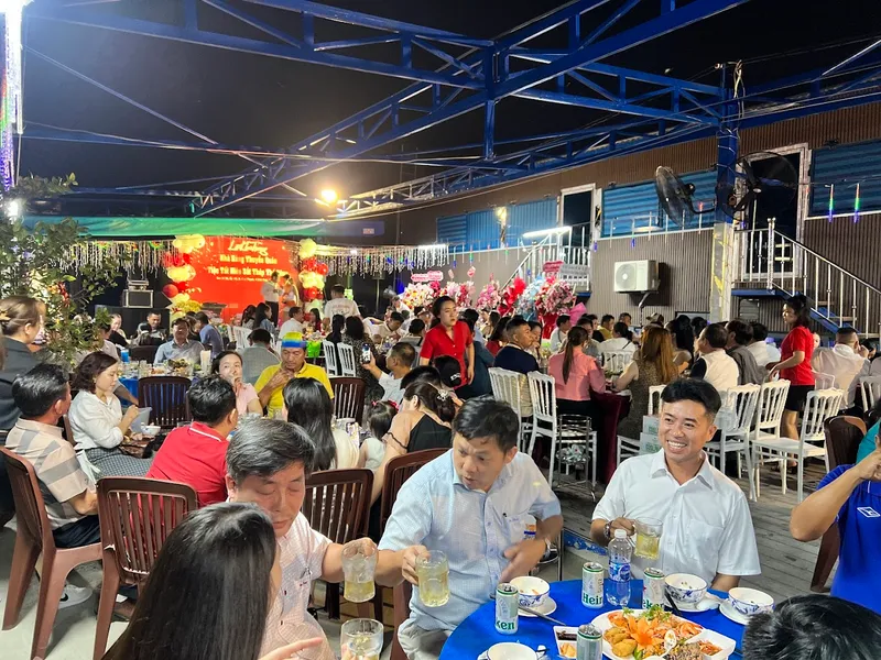 Nhà Hàng Thuyền Quán