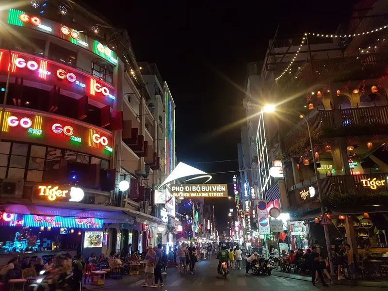 Phố đi bộ Bùi Viện