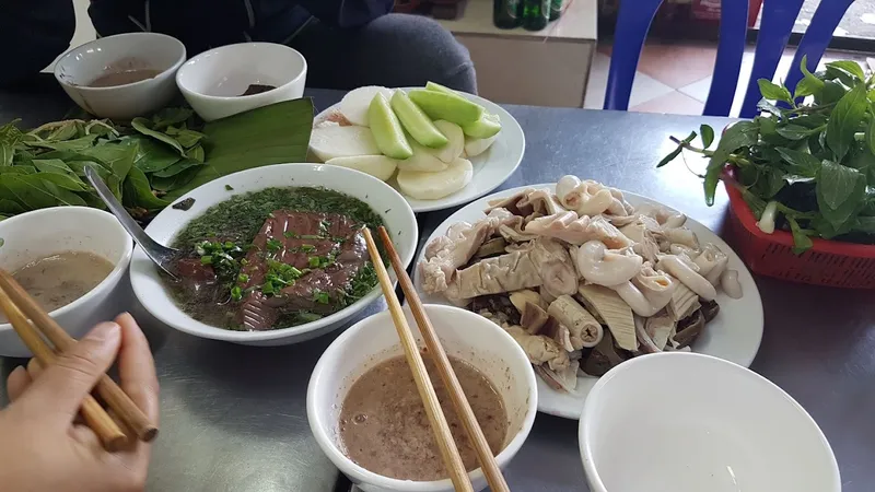 Quán lòng Bà Tình ( chợ đuổi cũ )