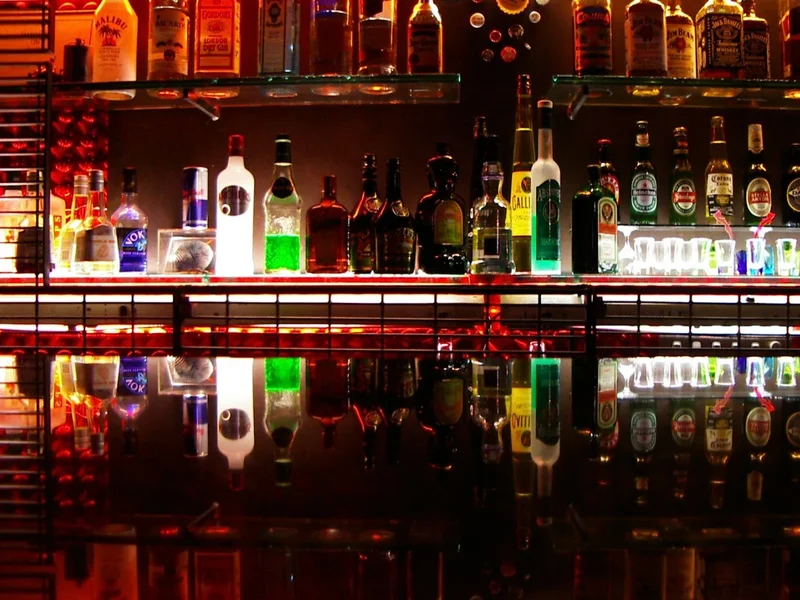 KHUNG CẢNH BUỔI TỐI TẠI PUB NHẠC ACOUSTIC VỚI ÁNH ĐÈN DỊU NHẸ