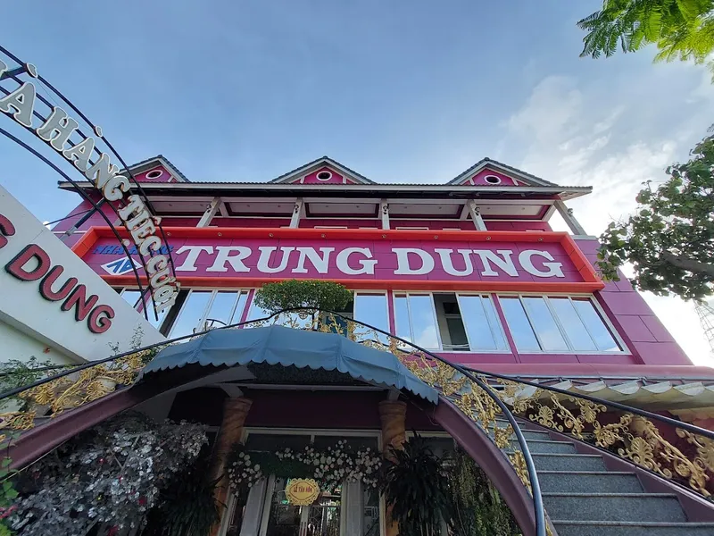 Nhà hàng tiệc cưới, Karaoke, Nhà nghỉ Trung Dung