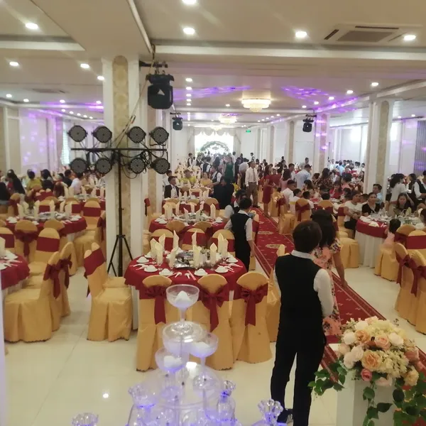 Nhà hàng Hoàng Gia