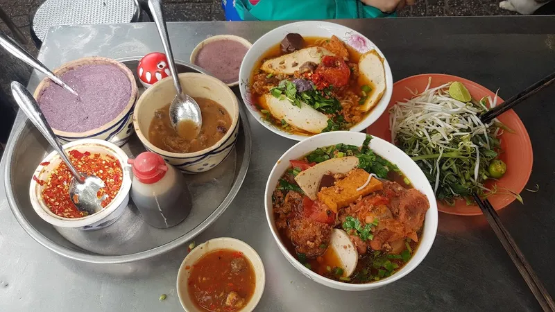Bún riêu giò chả Thu Nga