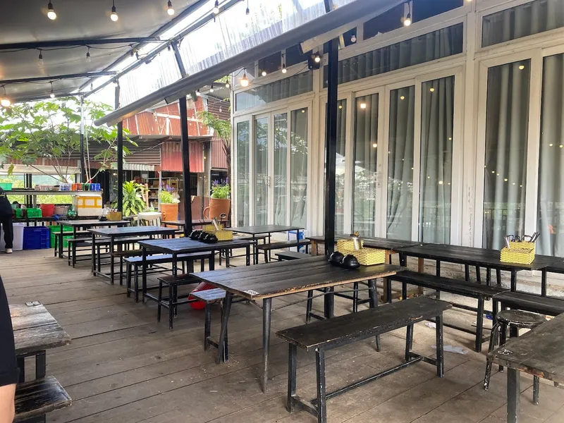Tiệm Gà Lưng Chừng Đồi