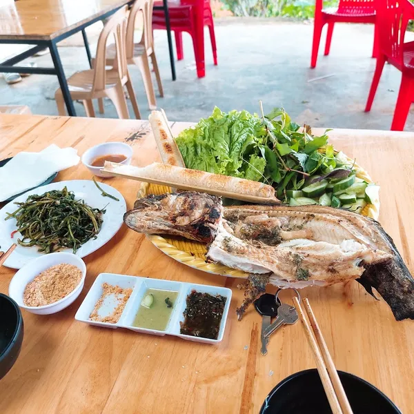 TÂY BẮC QUÁN TẠI ĐÀ LẠT. ( CÁ NƯỚNG CƠM LAM GÀ NƯỚNG).