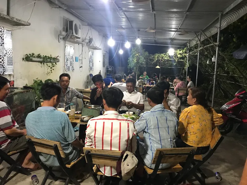 Quán Lẩu Gà é è e