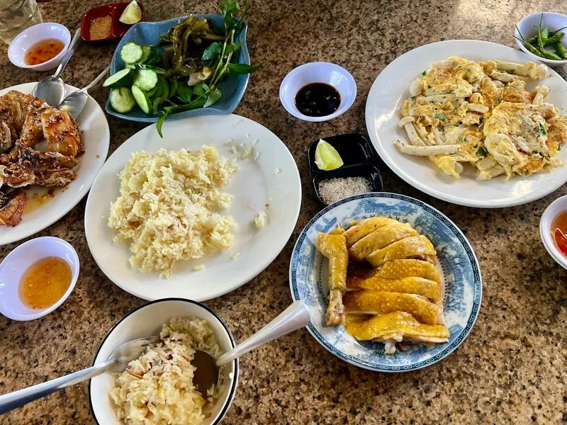 Đặc sản Cơm Gà thả vườn Dũ Dĩ