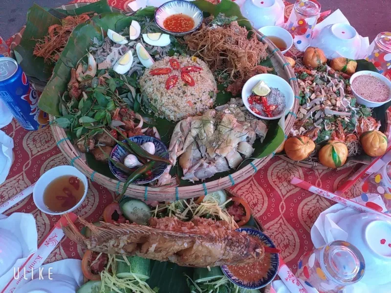Cà Phê, Cơm Quê, Hải Sản Tươi Sống Quán Quân