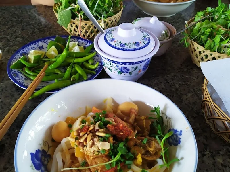 Quán Mười Mì Quảng Cao Lầu Hội An