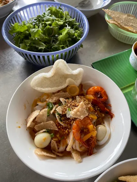 Quán Cô Bê Mì Quảng Cao Lầu