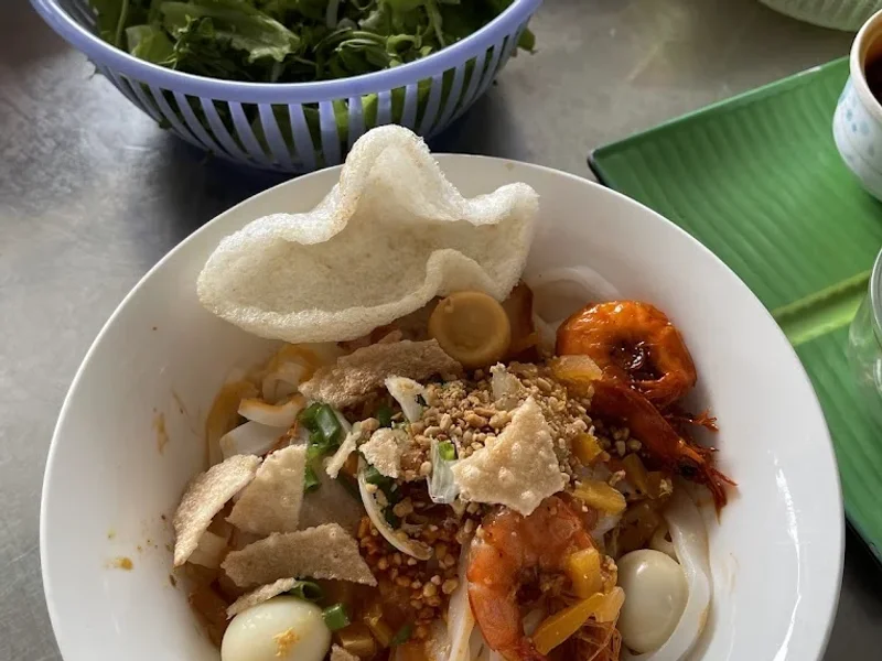 Quán Cô Bê Mì Quảng Cao Lầu