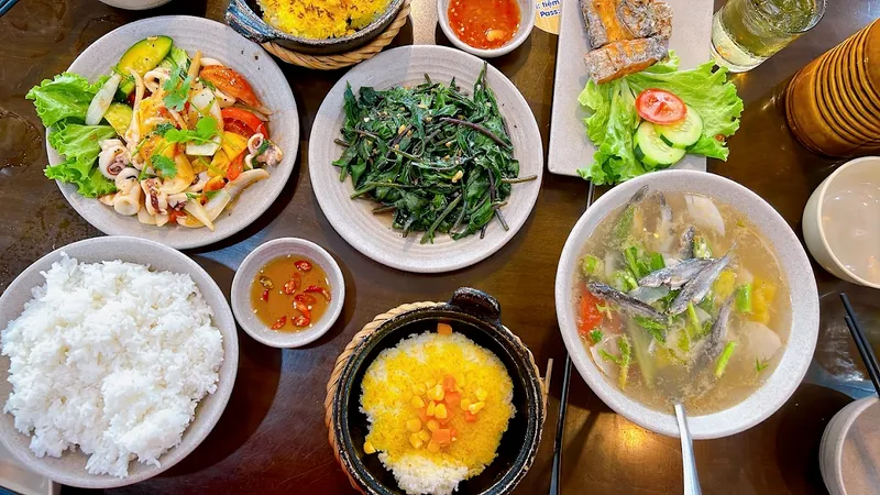 TIỆM CƠM CHÚ TÈO