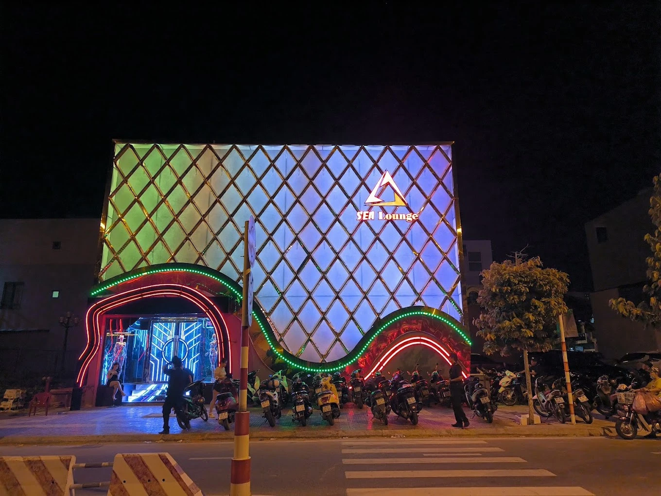 KHÔNG GIAN LOUNGE SANG TRỌNG VỚI ÁNH ĐÈN VÀNG ẤM ÁP VÀ NỘI THẤT ĐẲNG CẤP