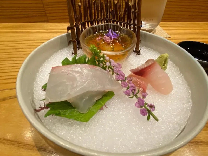 Dining ambiance of restaurant Sushi Zo 1