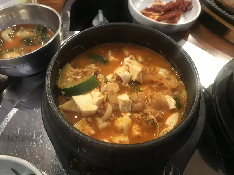 Dining ambiance of restaurant Kum Sung BBQ 1
