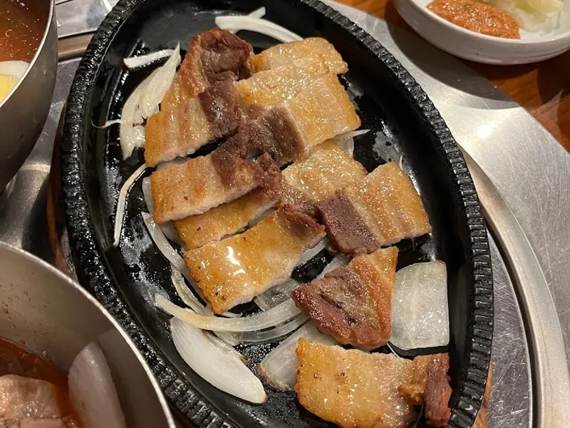 Dining ambiance of restaurant Kum Sung BBQ 4