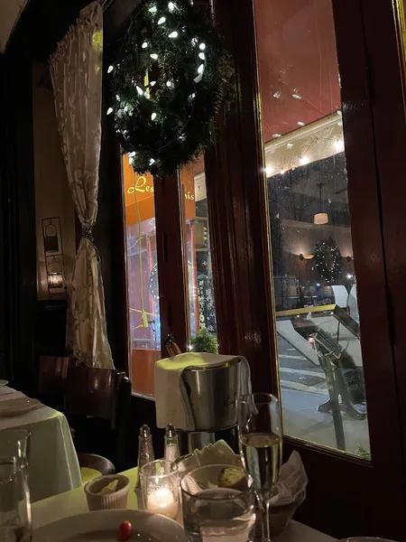 Dining ambiance of restaurant Bistro Les Amis 2