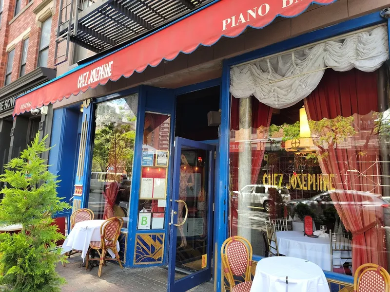 Dining ambiance of restaurant Chez Josephine 1