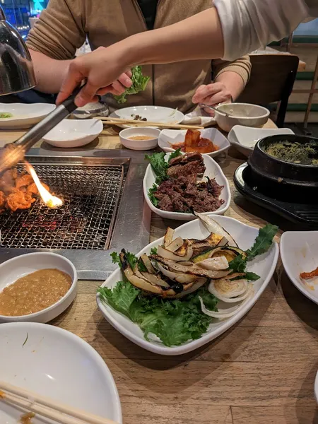 Dining ambiance of restaurant New Wonjo 1