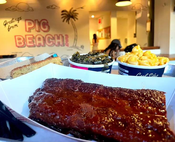 Dining ambiance of restaurant Pig Beach BBQ Queens 4