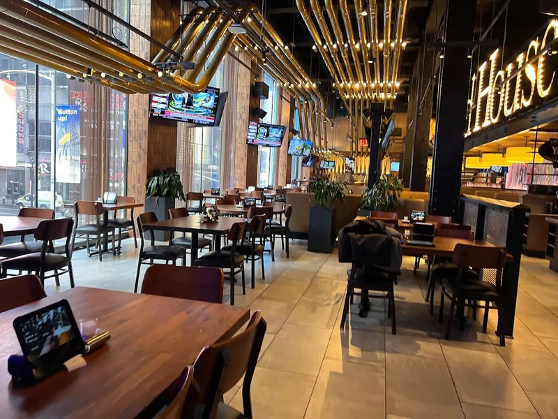Dining ambiance of restaurant Yard House 1