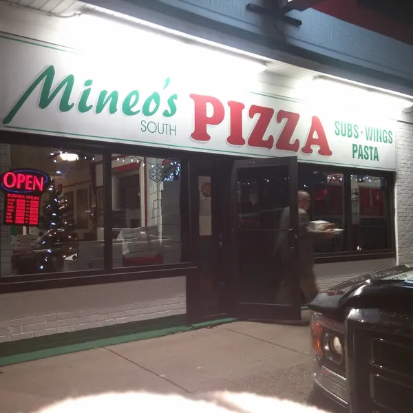 Dining ambiance of restaurant Mineo's South Pizzeria 2