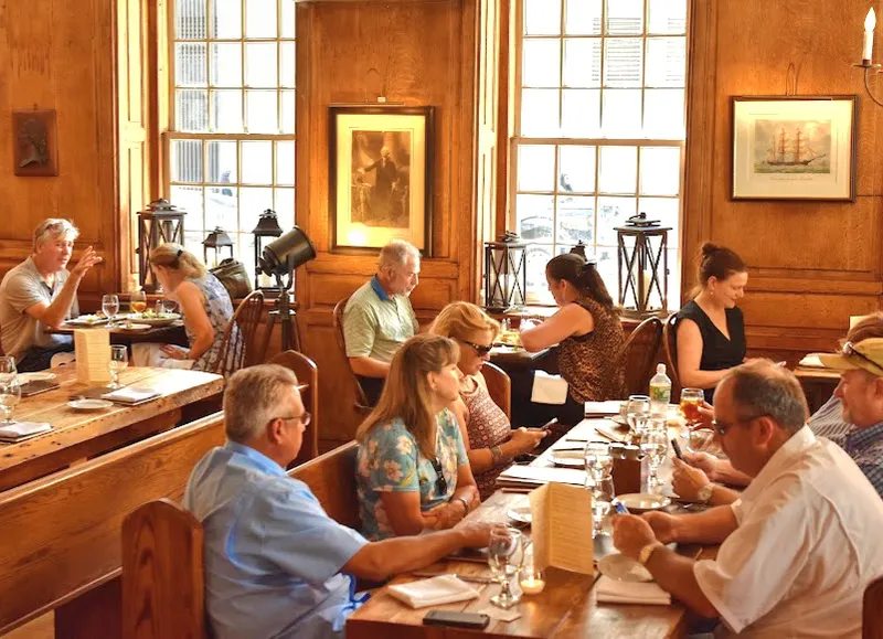 Dining ambiance of restaurant Fraunces Tavern 3