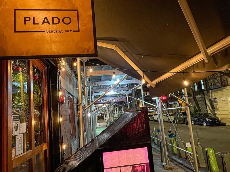 Dining ambiance of restaurant Plado Tasting Bar 3