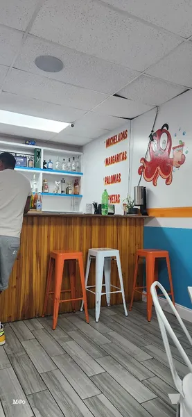 Dining ambiance of restaurant Mariscos El Submarino 4