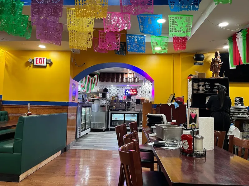 Dining ambiance of restaurant Taqueria Coatzingo 2