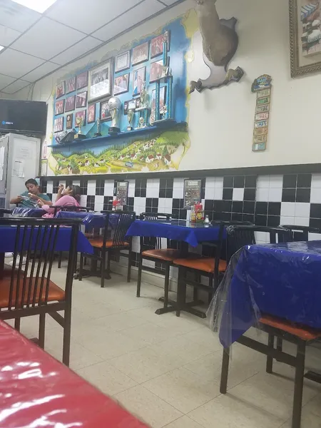 Dining ambiance of restaurant Xelaju 4