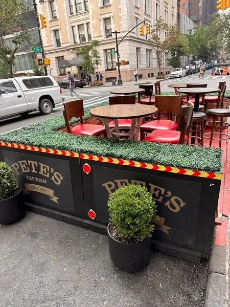 Dining ambiance of restaurant Pete's Tavern 2