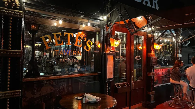 Dining ambiance of restaurant Pete's Tavern 3