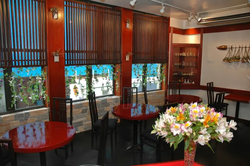 Dining ambiance of restaurant Kurumazushi 1