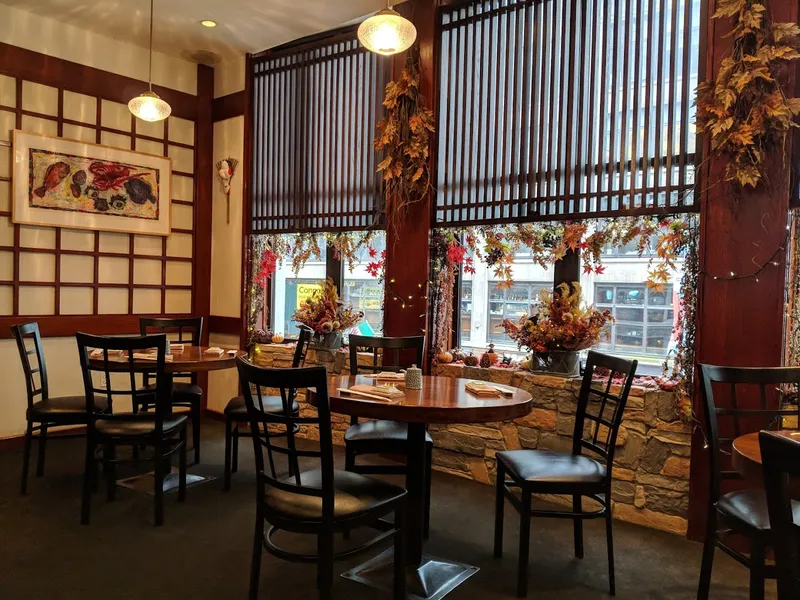 Dining ambiance of restaurant Kurumazushi 2