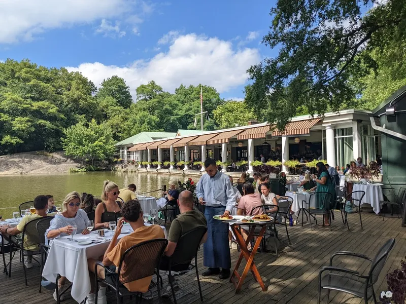 Dining ambiance of restaurant Loeb Boathouse 1