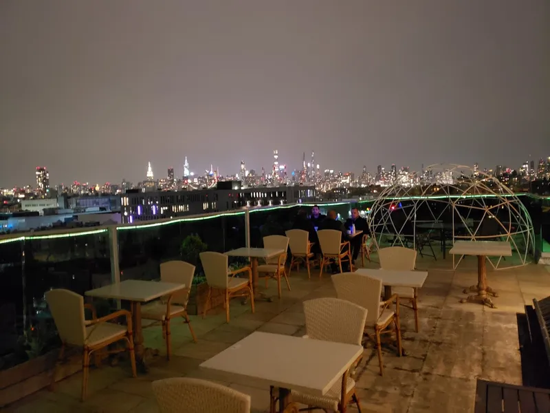 Dining ambiance of restaurant Luna Asian Bistro and Japanese Rooftop Restaurant 日本料理 1