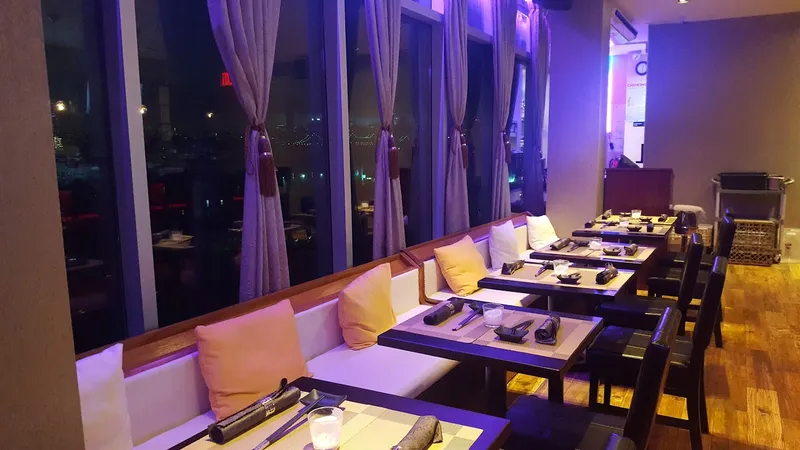 Dining ambiance of restaurant Luna Asian Bistro & Lounge 4