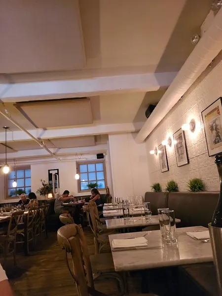 Dining ambiance of restaurant Tarallucci e Vino Union Square 4