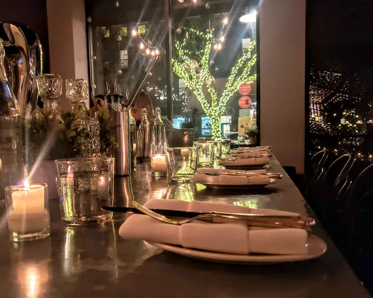 Dining ambiance of restaurant Vinatería 3