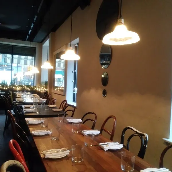 Dining ambiance of restaurant Vinatería 4