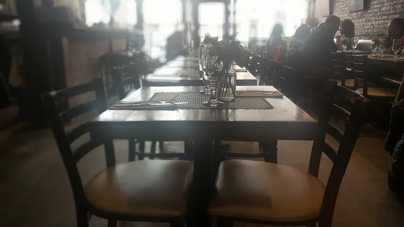 Dining ambiance of restaurant Blend LIC 3