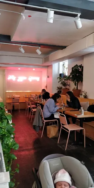 Dining ambiance of restaurant Citizens Of Gramercy, A Breakfast Cafe 4